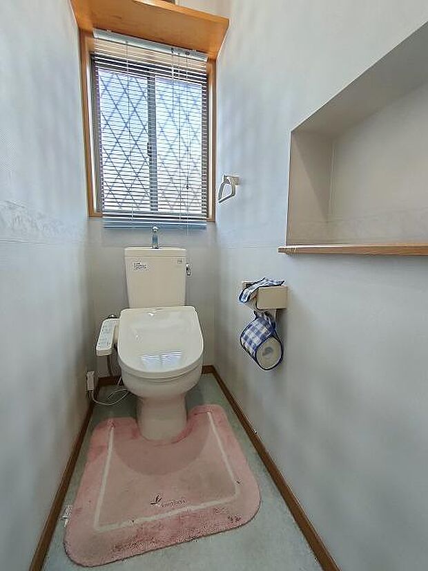 1階トイレ。天井が高く、窓が大きいのでトイレも快適な空間です♪